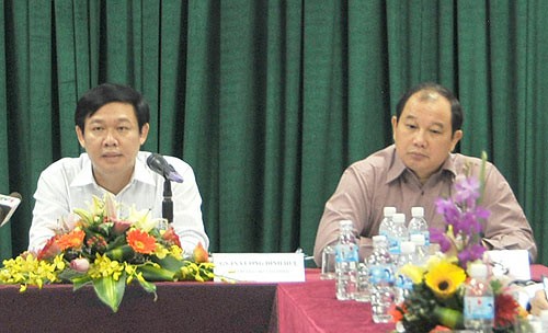 Bộ trưởng Vương Đình Huệ (trái) chủ trì cuộc hội thảo xăng dầu ngày 20-9